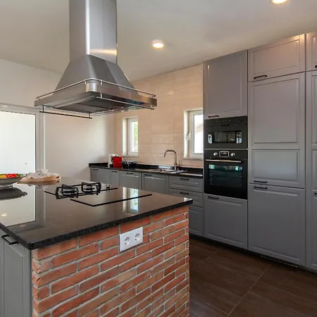 D13 - Eiras Velhas House In